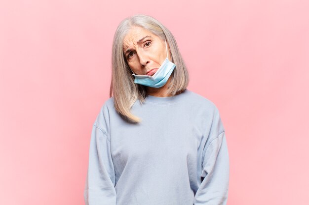 Femme d'âge moyen avec un masque facial protecteur