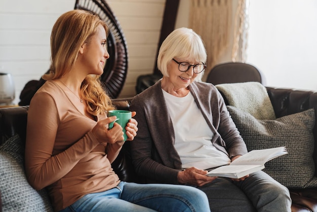 Femme d'âge moyen passant du temps avec sa mère âgée à la maison