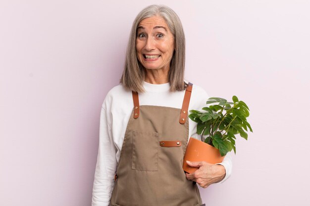 Femme d'âge moyen à la recherche d'un concept d'agriculteur heureux et agréablement surpris