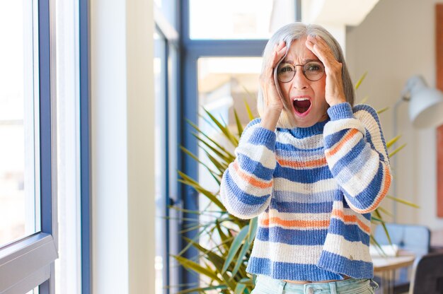 Femme d'âge moyen à la recherche désagréablement choquée