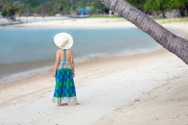 Femme d'âge moyen se détendre à la plage de Chaweng à Koh Samui en Thaïlande