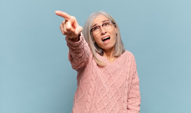 Femme d'âge moyen se sentant choquée et surprise