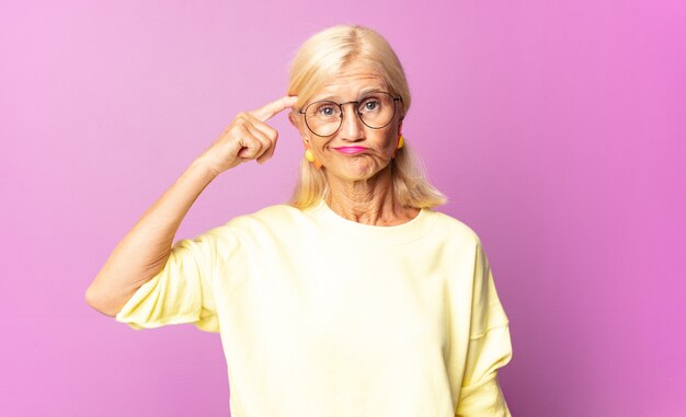 Femme d'âge moyen se sentant confuse et perplexe