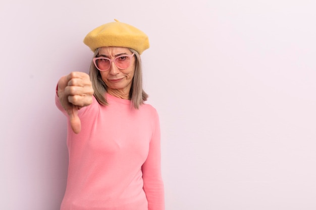 Femme d'âge moyen se sentant croisée les pouces vers le bas