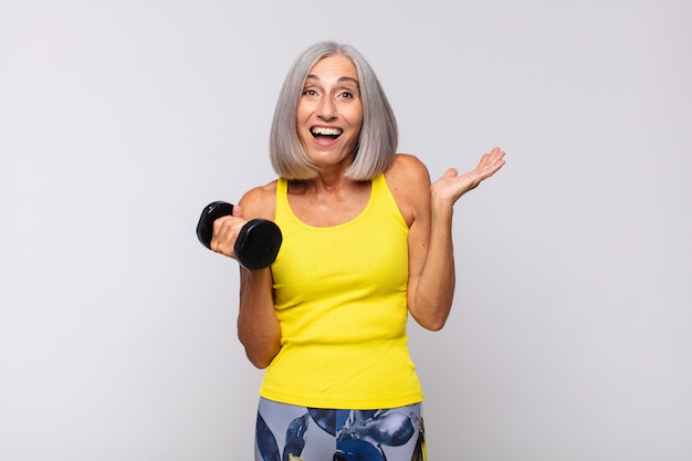 Femme d'âge moyen se sentant heureuse, excitée, surprise ou choquée, souriante et étonnée de quelque chose d'incroyable