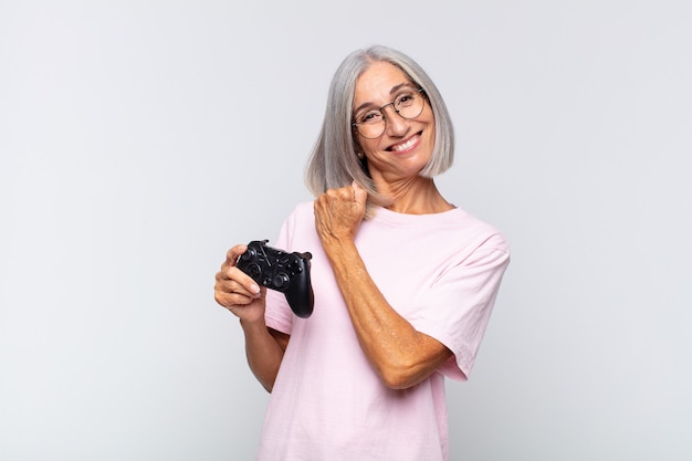 Femme D'âge Moyen Se Sentant Heureuse Positive Et Réussie Motivée Face à Un Défi Ou Célébrant De Bons Résultats En Jouant Au Concept De Console