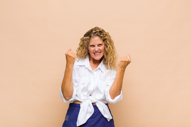 Femme d'âge moyen se sentant heureuse