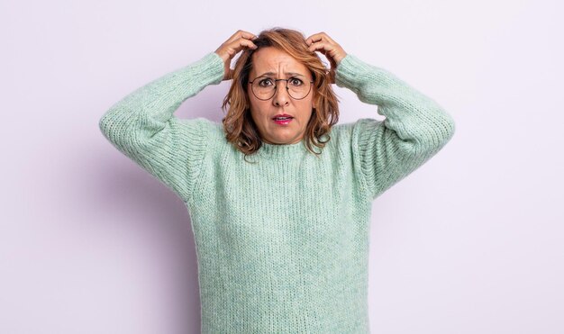 Femme d'âge moyen se sentant stressée, inquiète, anxieuse ou effrayée, les mains sur la tête, paniquant à cause d'une erreur