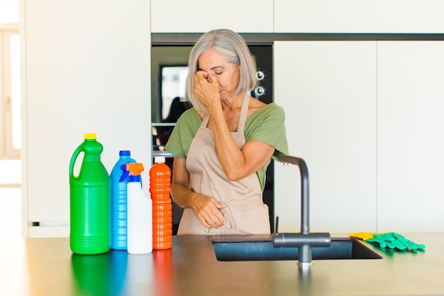 Femme d'âge moyen se sentant stressée, malheureuse et frustrée, touchant le front et souffrant de migraine de maux de tête sévères