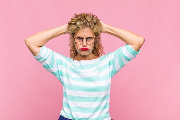 Femme d'âge moyen se sentant stressée