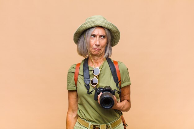 Photo femme d'âge moyen se sentant triste, bouleversée ou en colère