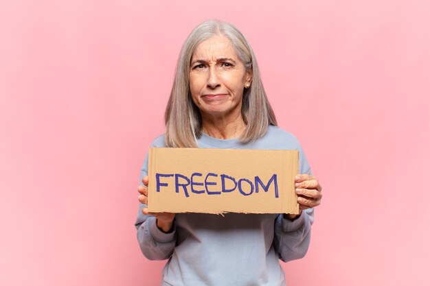 Femme d'âge moyen tenant la bannière de la liberté