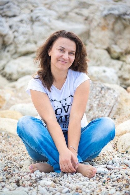 Une femme d'âge moyen en vacances sur la plage.