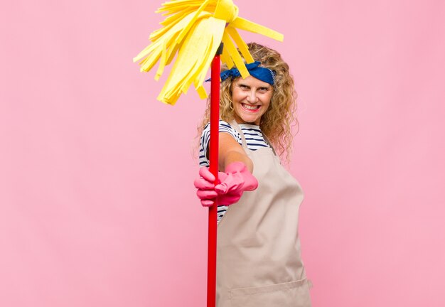 Femme d'âge moyen avec une vadrouille