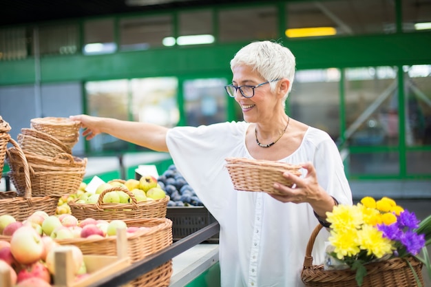 Femme âgée achetant sur le marché