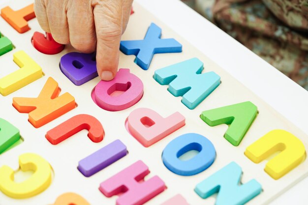 Une femme âgée asiatique joue à des puzzles pour le traitement, la prévention de la démence et la maladie d'Alzheimer.