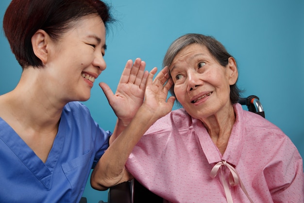 Femme âgée asiatique perte auditive, malentendant