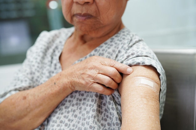 Une femme âgée asiatique se fait vacciner pour protéger le virus corona