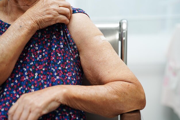 Une femme âgée asiatique se fait vacciner pour protéger le virus corona