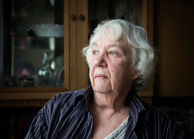 Une femme âgée attentionnée à la maison.