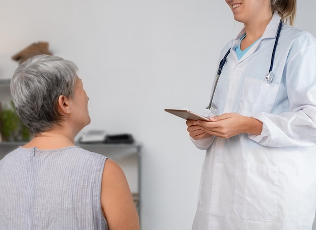 Femme âgée au cabinet du médecin