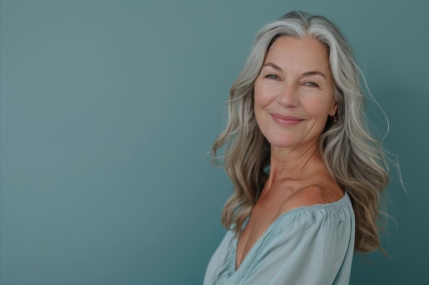 Une femme âgée aux cheveux gris posant pour la caméra