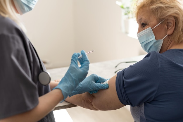 Une femme âgée chez le médecin pendant la pandémie de coronavirus.