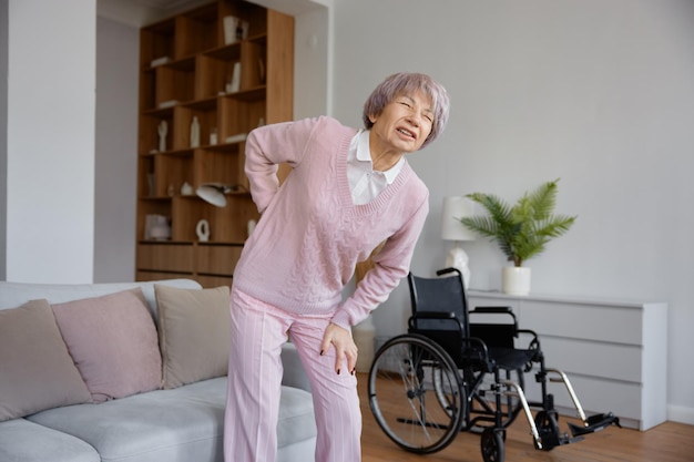 Une femme âgée contrariée souffrant de radiculite et de maux de dos