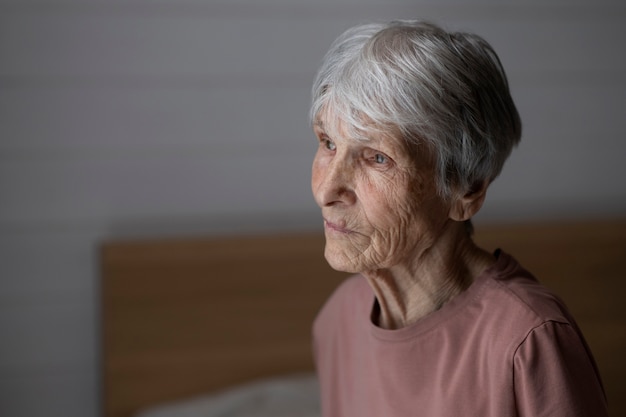 Photo femme âgée de coup moyen à la maison