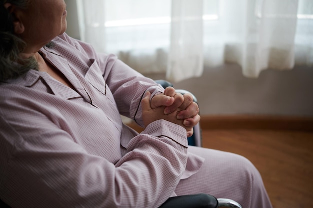 Femme âgée dans la chambre d'hôpital