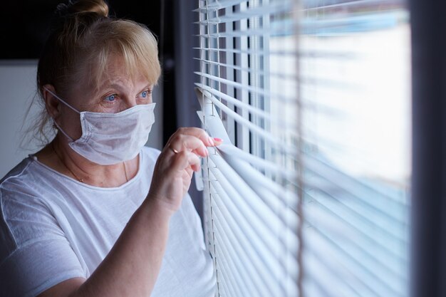 Femme âgée Dans Un Masque Médical En Quarantaine Et Auto-isolement