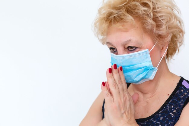 femme âgée dans un masque de protection