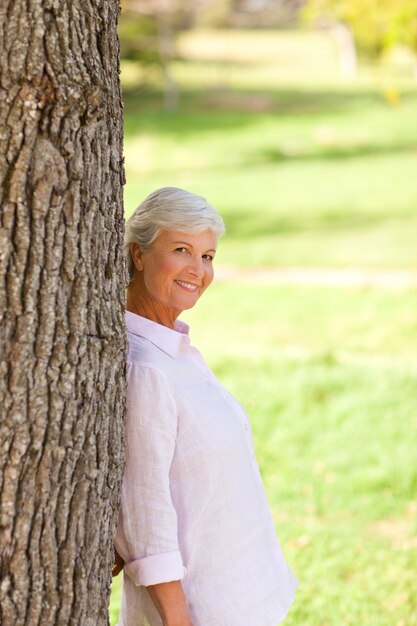 Femme âgée dans le parc