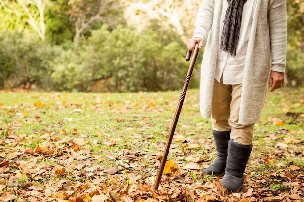 Femme âgée dans le parc