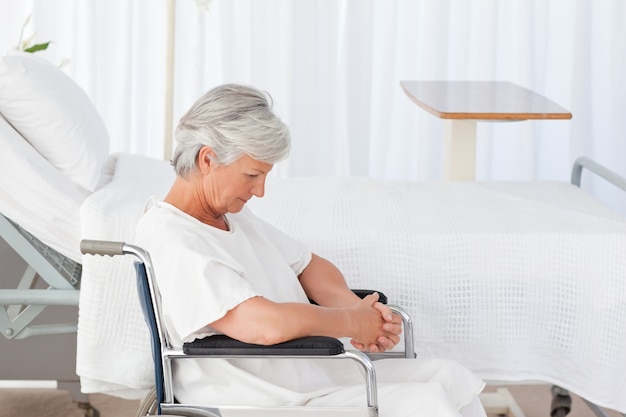 Femme âgée dans son fauteuil roulant