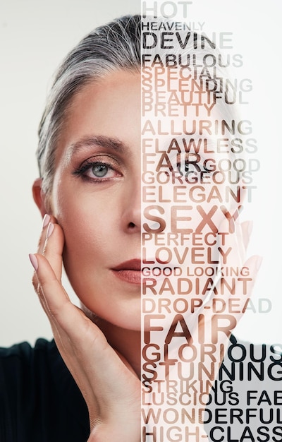 Femme âgée élégante et portrait dans un collage de texte ou des lettres d'autonomisation ou un message isolé sur un fond Femme âgée avec des mots superposés sur le visage pour un rappel de beauté ou d'amour