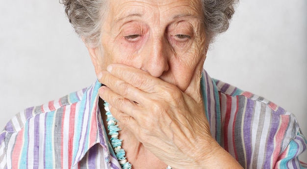 Femme âgée entre 70 et 80 ans qu'elle est discriminée