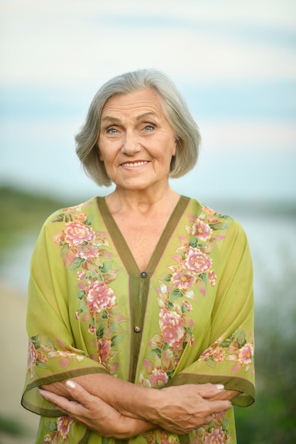 Photo femme âgée en été près du lac