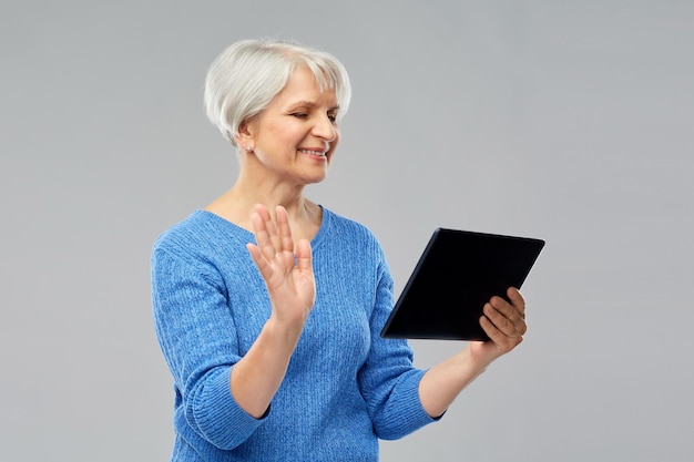 Photo femme âgée faisant un appel vidéo sur une tablette