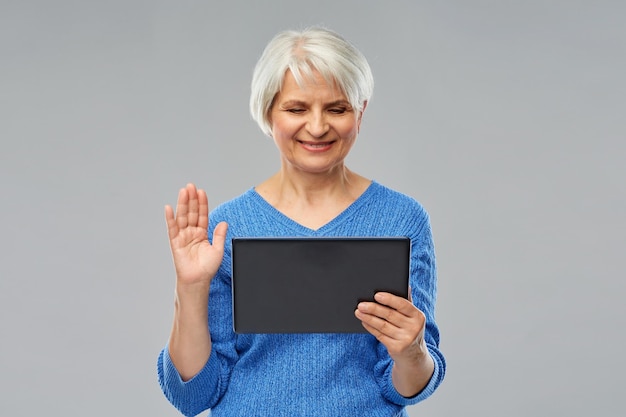 Photo femme âgée faisant un appel vidéo sur une tablette