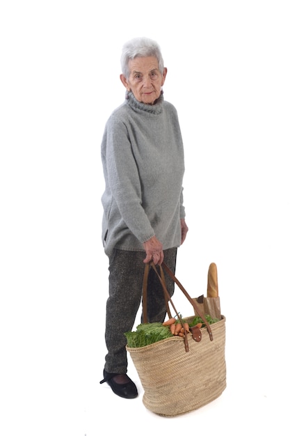 Femme âgée faisant des courses isolé sur blanc,