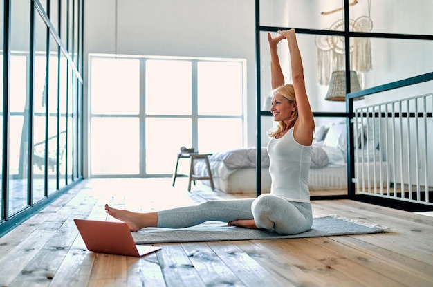 Femme âgée faisant du sport à la maison