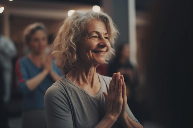 Photo une femme âgée heureuse pratiquant le yoga ia générative