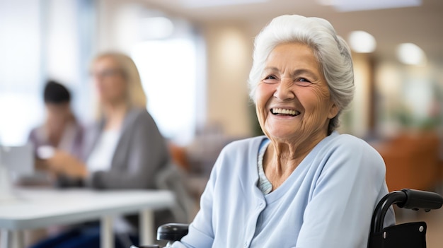 Photo une femme âgée heureuse et souriante en fauteuil roulant qui vit dans une maison de retraite qui s'occupe des personnes âgées, des soins médicaux et du soutien.