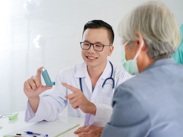 Femme âgée à l&#39;hôpital avec un médecin.