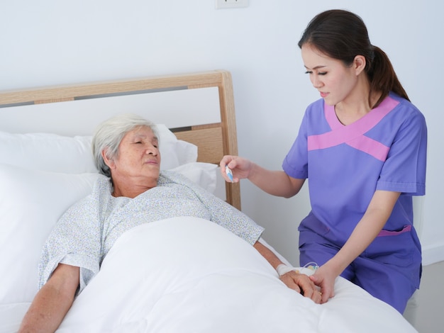 Femme âgée à l&#39;hôpital.