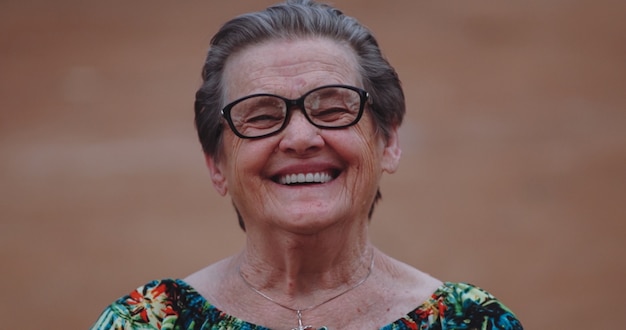 Femme âgée latine souriante regardant la caméra
