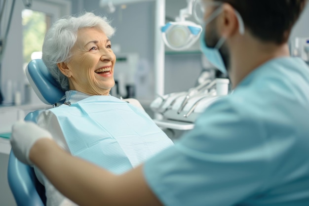 Femme âgée lors de l'examen médical avec un dentiste masculin dans le cabinet dentaire