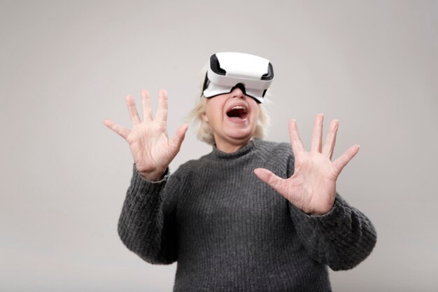 femme âgée avec des lunettes de réalité virtuelle
