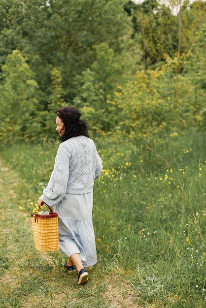 Femme âgée marchant seule dans le parc